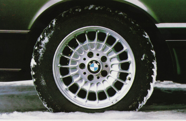 Two different factory alloy wheels were available for the E28 M5